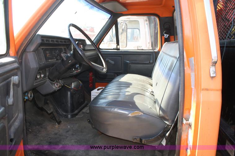 image for item A6982 1993 Ford F600 boom truck