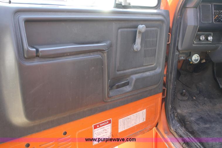 image for item A6982 1993 Ford F600 boom truck