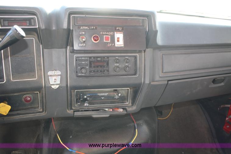 image for item A6982 1993 Ford F600 boom truck