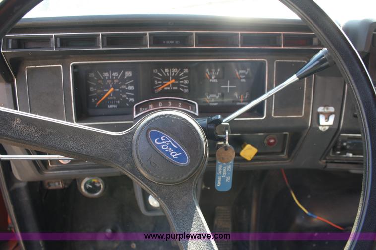 image for item A6982 1993 Ford F600 boom truck