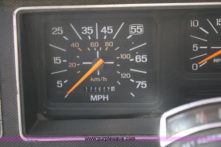 image for item A6982 1993 Ford F600 boom truck