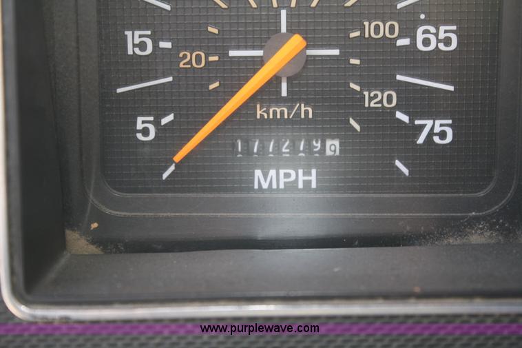 image for item A6982 1993 Ford F600 boom truck