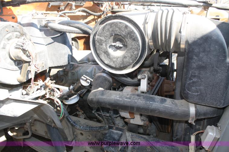 image for item A6982 1993 Ford F600 boom truck