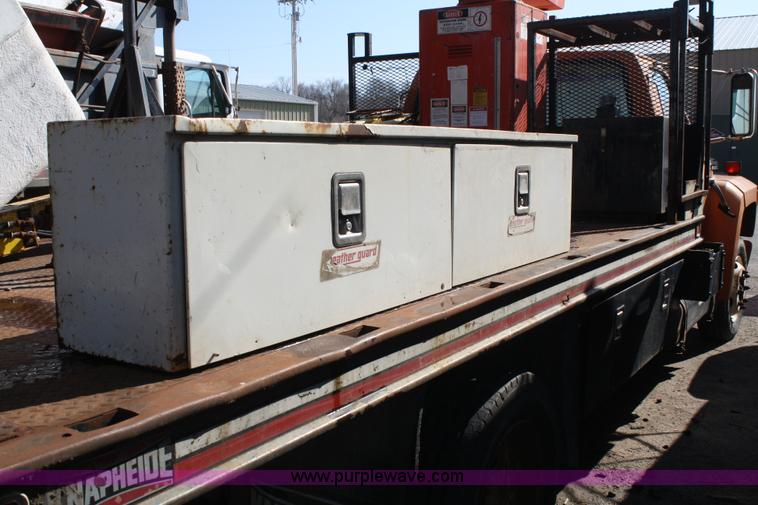 image for item A6982 1993 Ford F600 boom truck