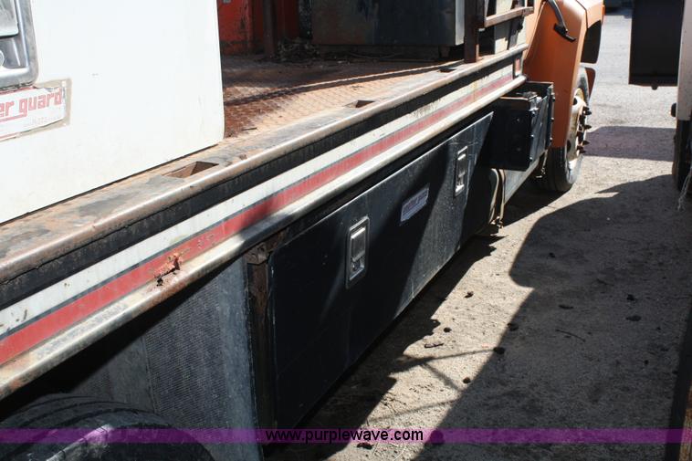 image for item A6982 1993 Ford F600 boom truck