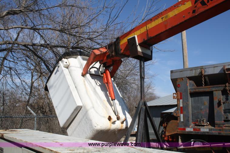 image for item A6982 1993 Ford F600 boom truck