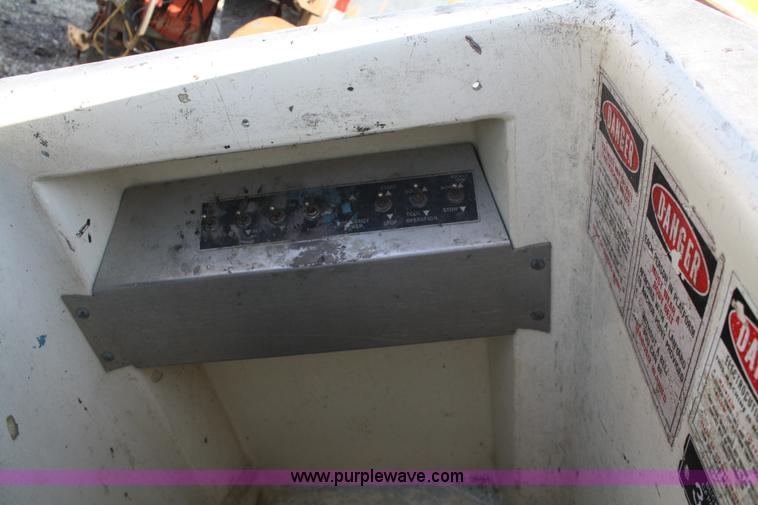 image for item A6982 1993 Ford F600 boom truck