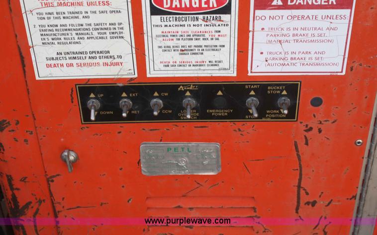 image for item A6982 1993 Ford F600 boom truck