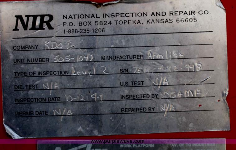 image for item A6982 1993 Ford F600 boom truck