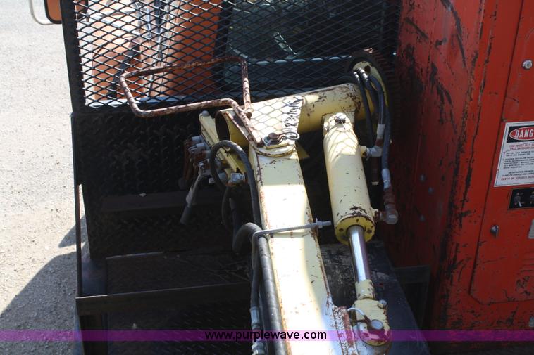 image for item A6982 1993 Ford F600 boom truck