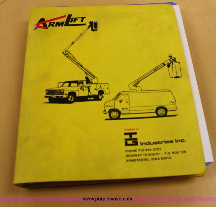 image for item A6982 1993 Ford F600 boom truck