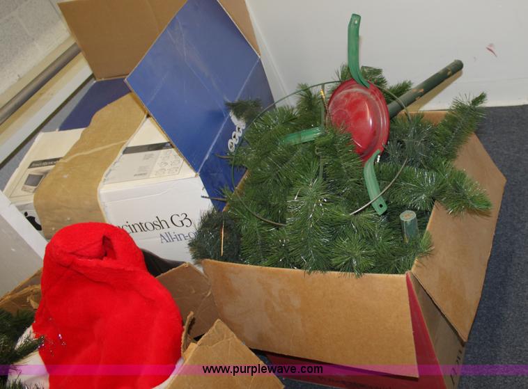 image for item A7285 Assorted Christmas decorations