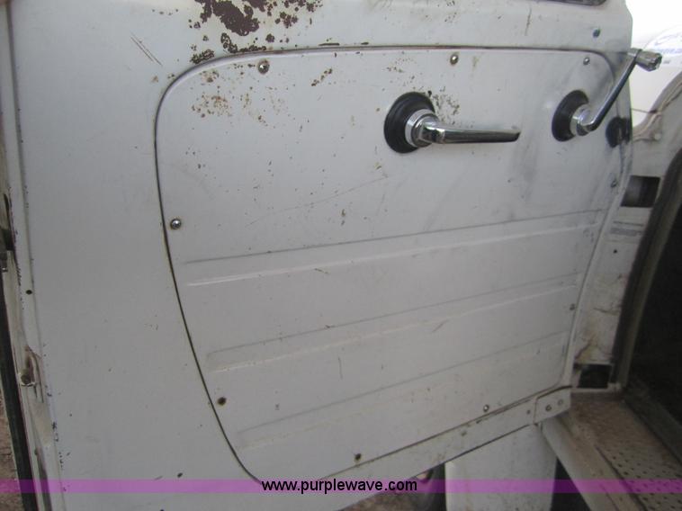 image for item B5660 1970 International Loadstar 1600 truck cab and chassis