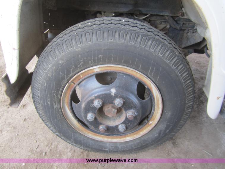 image for item B5660 1970 International Loadstar 1600 truck cab and chassis