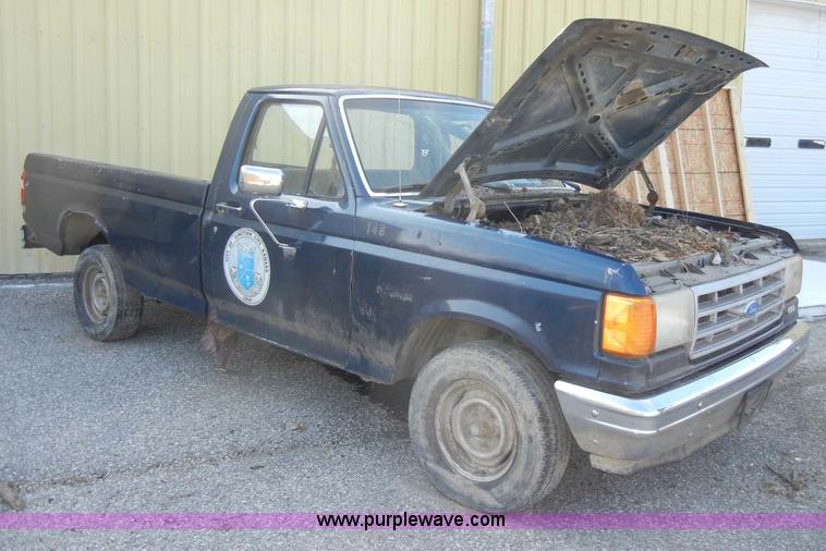 image for item C4001 1990 Ford F150 Custom pickup truck