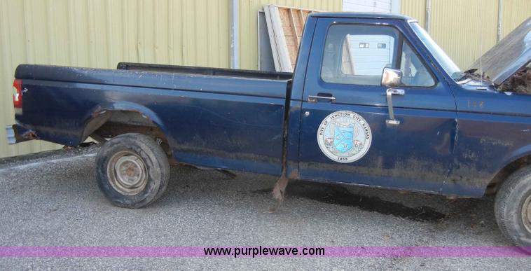 image for item C4001 1990 Ford F150 Custom pickup truck