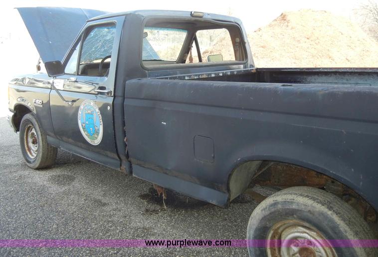 image for item C4001 1990 Ford F150 Custom pickup truck