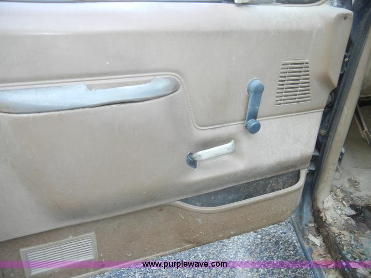 image for item C4001 1990 Ford F150 Custom pickup truck