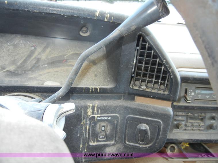 image for item C4001 1990 Ford F150 Custom pickup truck