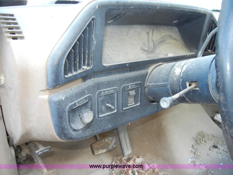 image for item C4001 1990 Ford F150 Custom pickup truck