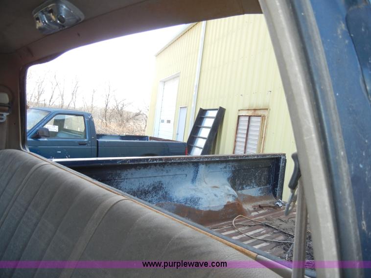 image for item C4001 1990 Ford F150 Custom pickup truck