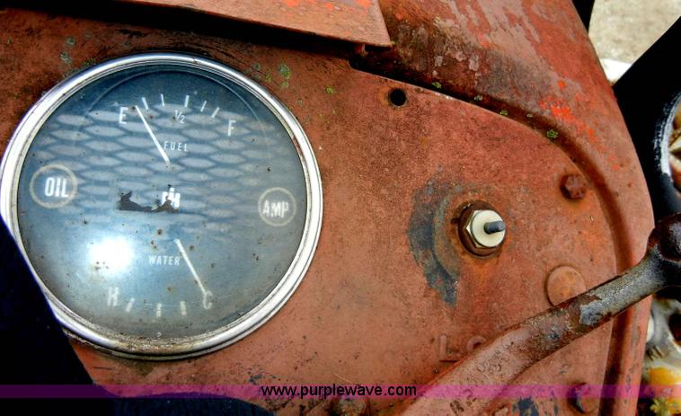 image for item C4003 International 600 tractor