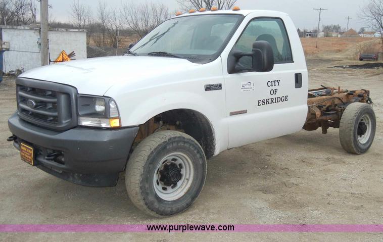 image for item C4005 2004 Ford F350 XL Super Duty pickup truck cab and chassis