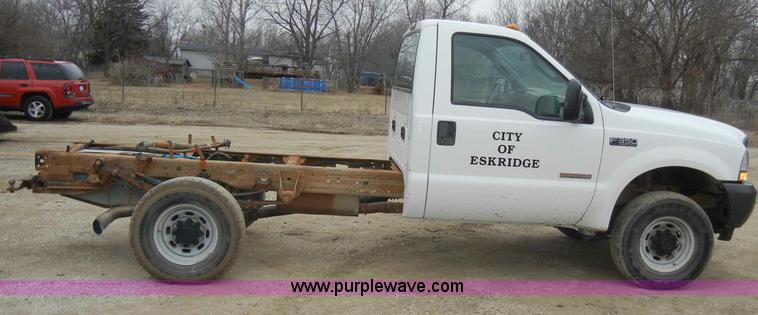 image for item C4005 2004 Ford F350 XL Super Duty pickup truck cab and chassis