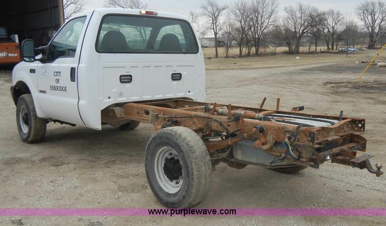 image for item C4005 2004 Ford F350 XL Super Duty pickup truck cab and chassis
