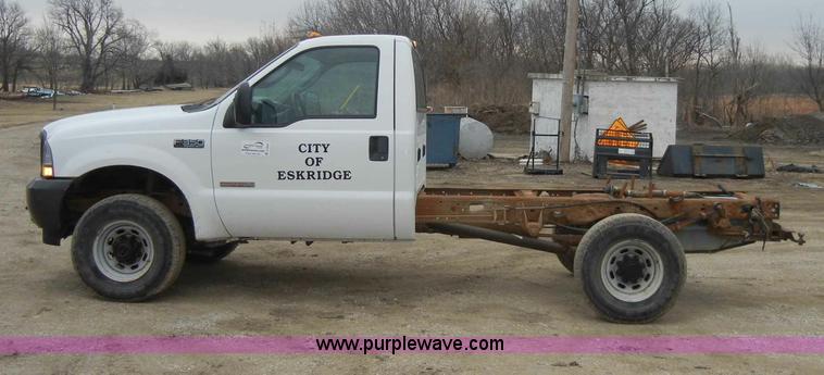 image for item C4005 2004 Ford F350 XL Super Duty pickup truck cab and chassis