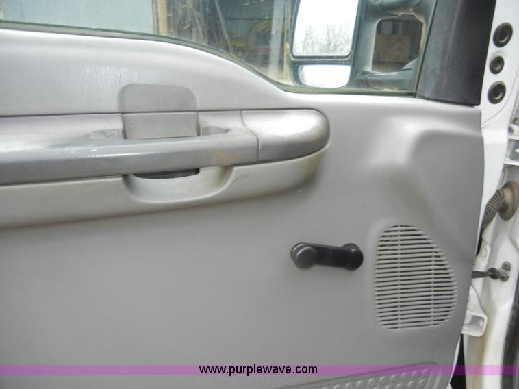 image for item C4005 2004 Ford F350 XL Super Duty pickup truck cab and chassis