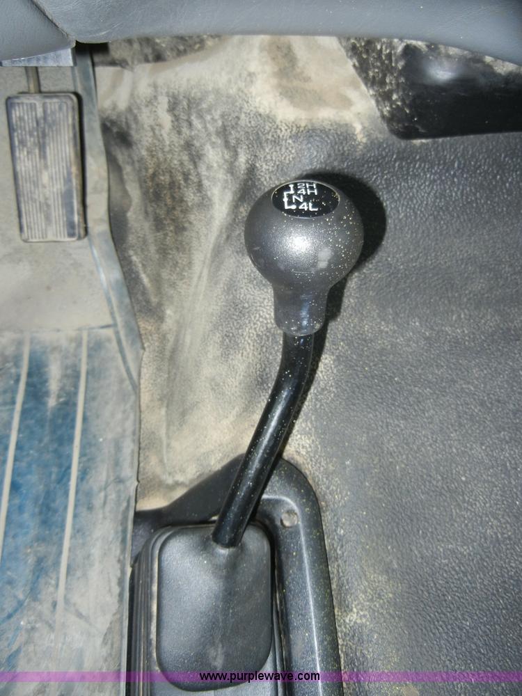 image for item C4005 2004 Ford F350 XL Super Duty pickup truck cab and chassis