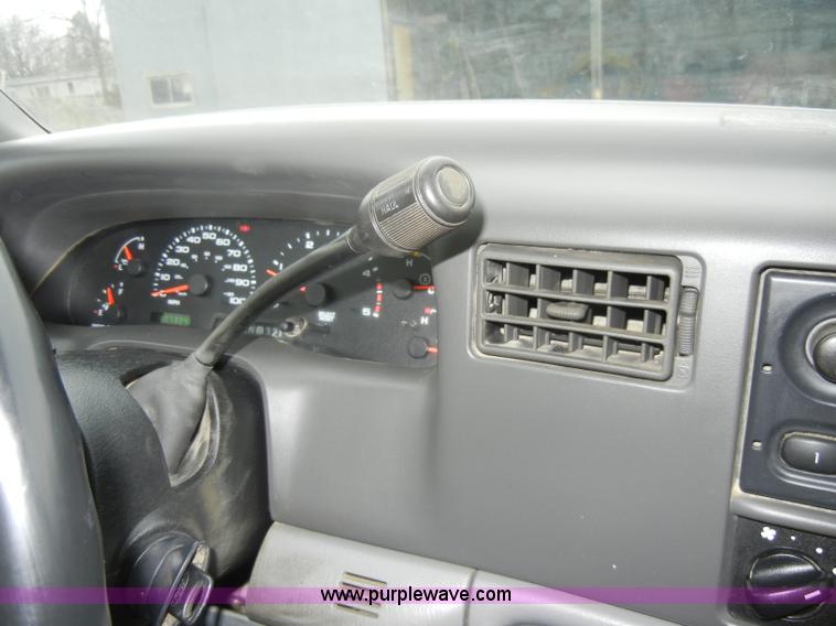 image for item C4005 2004 Ford F350 XL Super Duty pickup truck cab and chassis