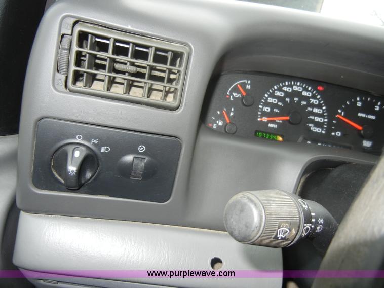 image for item C4005 2004 Ford F350 XL Super Duty pickup truck cab and chassis