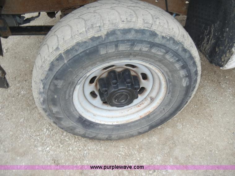 image for item C4005 2004 Ford F350 XL Super Duty pickup truck cab and chassis