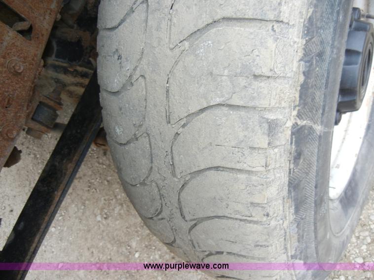 image for item C4005 2004 Ford F350 XL Super Duty pickup truck cab and chassis