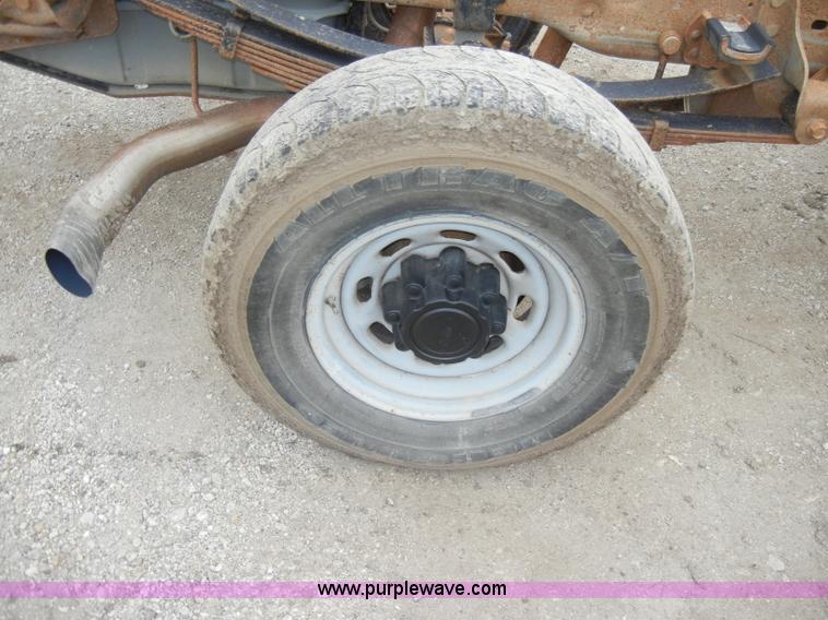 image for item C4005 2004 Ford F350 XL Super Duty pickup truck cab and chassis