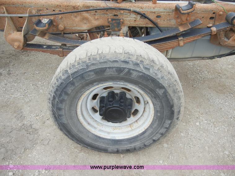 image for item C4005 2004 Ford F350 XL Super Duty pickup truck cab and chassis