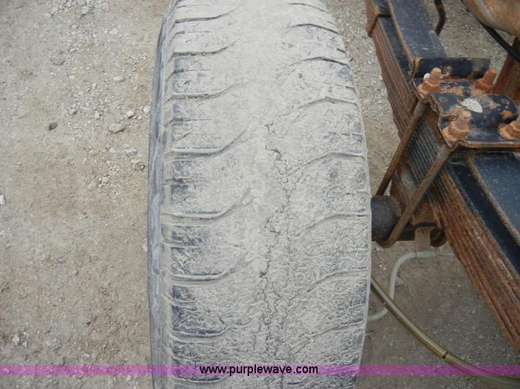 image for item C4005 2004 Ford F350 XL Super Duty pickup truck cab and chassis