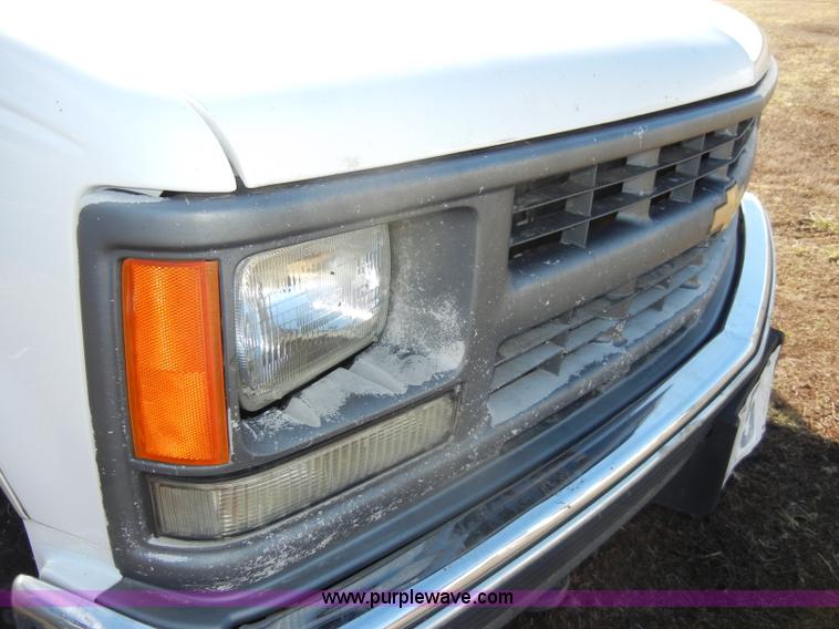 image for item C4031 1999 Chevrolet Suburban 1500 SUV