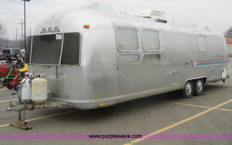 image for item C4109 1976 Airstream Sovereign Land Yacht 27' travel trailer