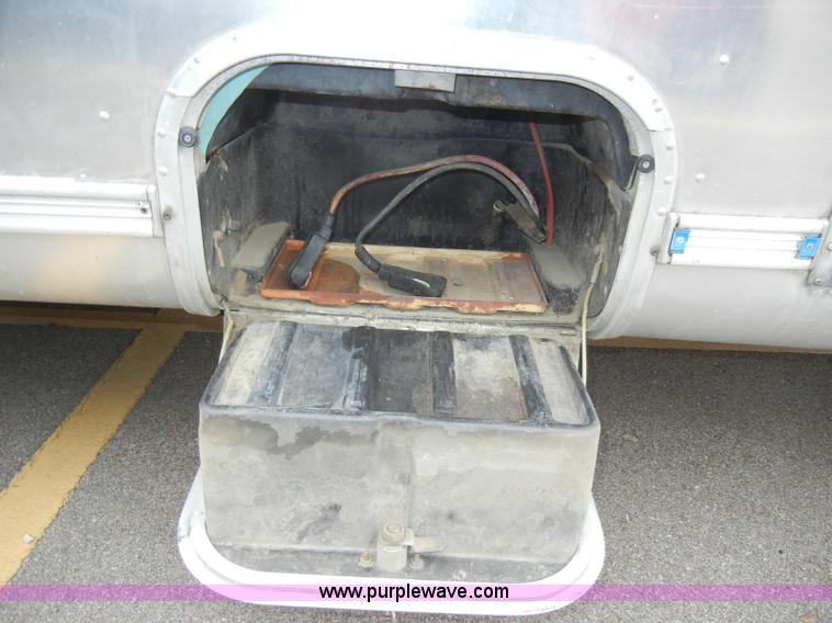 image for item C4109 1976 Airstream Sovereign Land Yacht 27' travel trailer