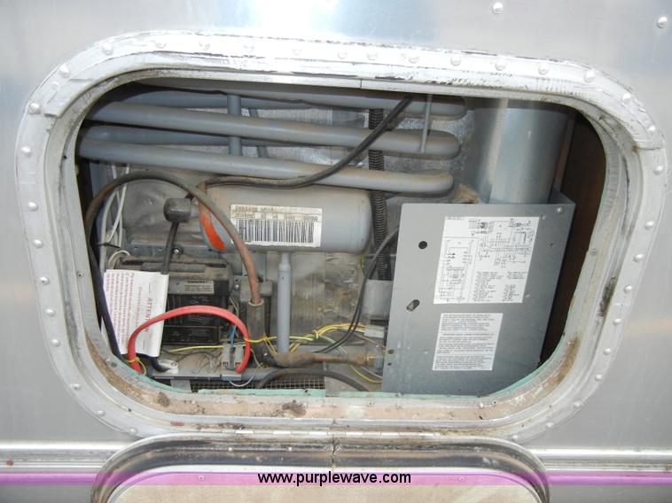 image for item C4109 1976 Airstream Sovereign Land Yacht 27' travel trailer