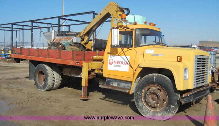 image for item C4127 1978 International Loadstar 1700 boom truck