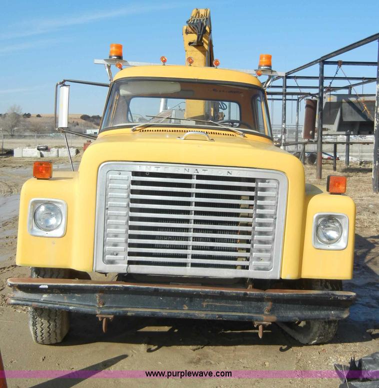 image for item C4127 1978 International Loadstar 1700 boom truck