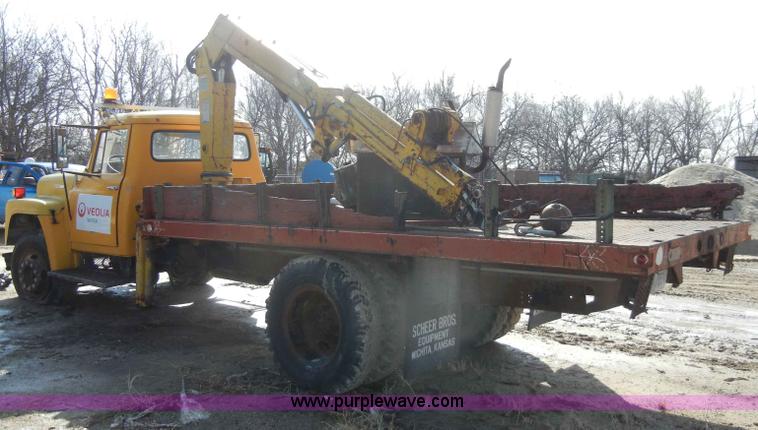 image for item C4127 1978 International Loadstar 1700 boom truck