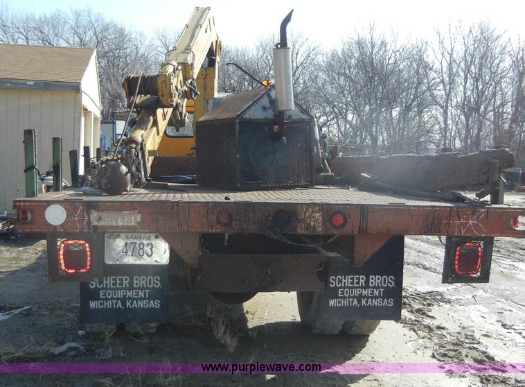 image for item C4127 1978 International Loadstar 1700 boom truck