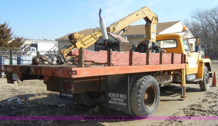 image for item C4127 1978 International Loadstar 1700 boom truck