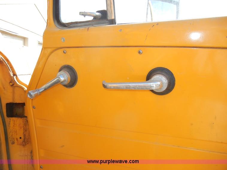 image for item C4127 1978 International Loadstar 1700 boom truck