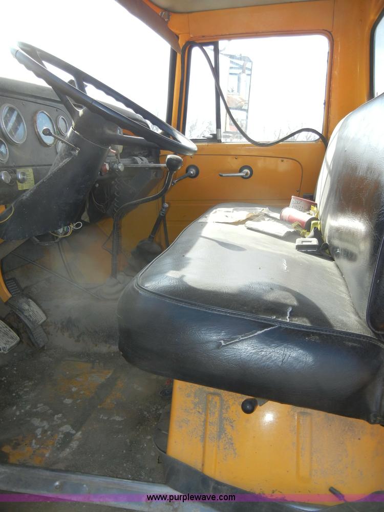 image for item C4127 1978 International Loadstar 1700 boom truck